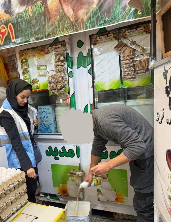 برگزاری گشت مشترک کارشناسان بهداشت محیط مرکز بهداشت شمال غرب یک در معیت کارشناس محترم اصناف و تشدید نظارت بر واحد های عرضه لبنی